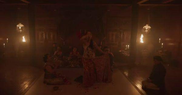 Sebuah ritual adat yang berhubungan dengan legenda dalam cerita Sri Asih ( Dok. Screenplay Bumilangit / Sri Asih )