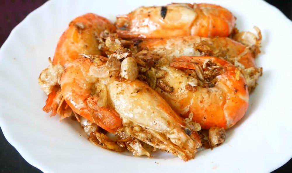 ilustrasi udang goreng bumbu bawang putih (youtube.com/Naina Cooking Thaifood Channel)