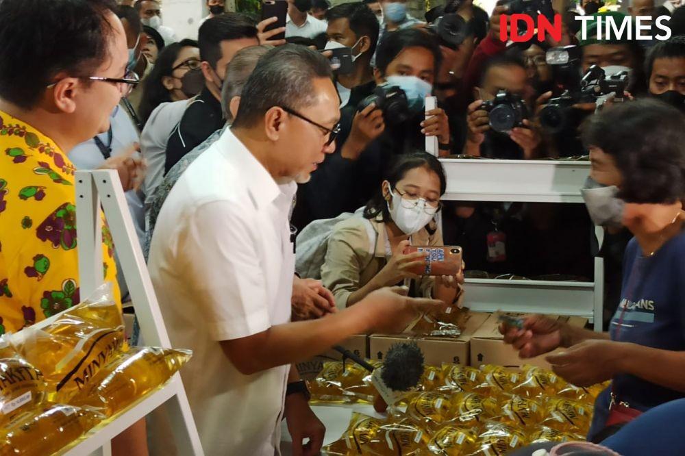 Menteri Perdagangan (Mendag) Zulkifli Hasan meluncurkan MinyaKita di Kantor Kementerian Perdagangan, Rabu (6/7/2022). (IDN Times/Trio Hamdani)