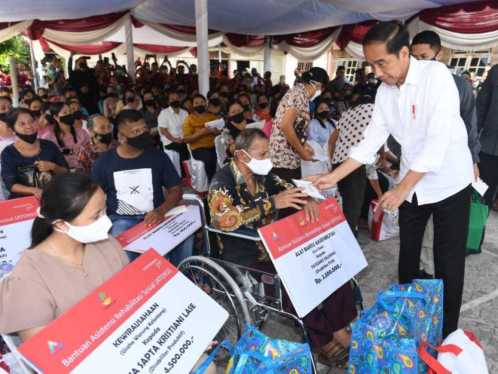 Presiden Jokowi menyerahkan bantuan kepada masyarakat di Nias Utara, Sumatra Utara, Rabu (6/7/2022). (Sumber: Biro Pers, Media, dan Informasi Sekretariat Presiden)