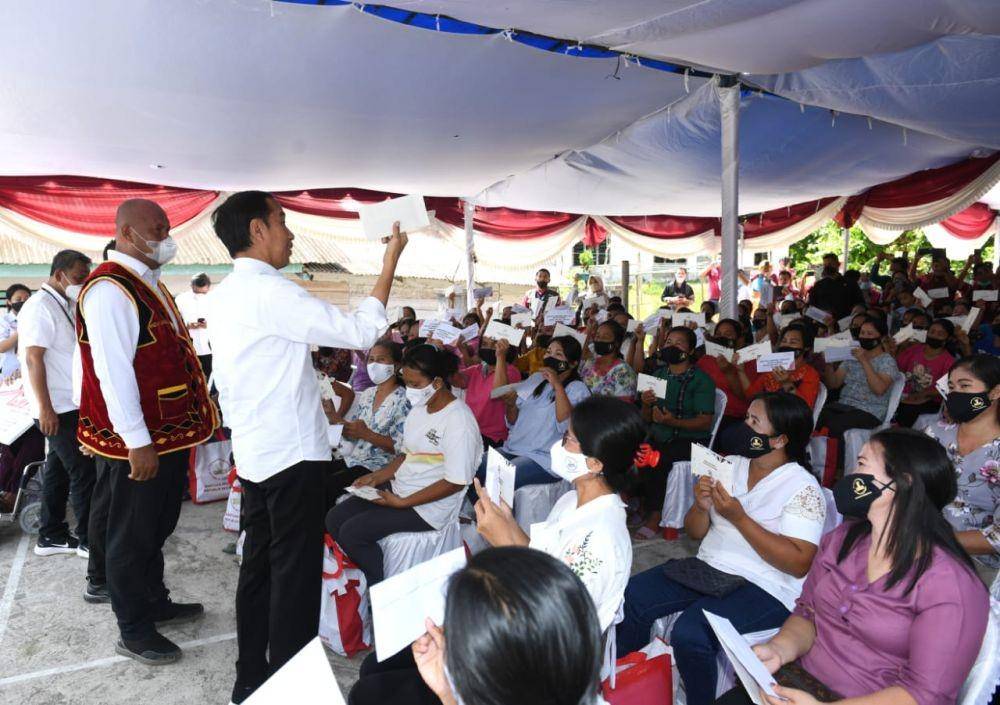 Presiden Jokowi menyerahkan bantuan kepada masyarakat di Nias Utara, Sumatra Utara, Rabu (6/7/2022). (Sumber: Biro Pers, Media, dan Informasi Sekretariat Presiden)