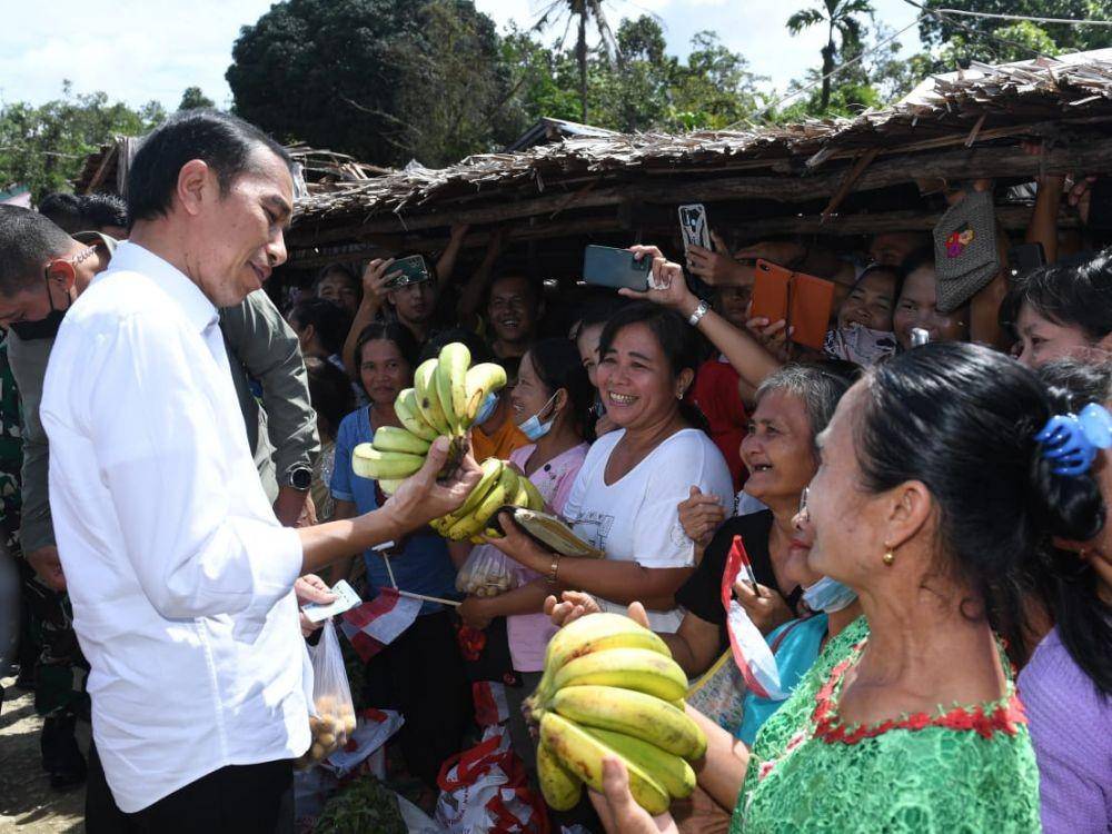 Presiden Jokowi menyerahkan bantuan kepada masyarakat di Nias Utara, Sumatra Utara, Rabu (6/7/2022). (Sumber: Biro Pers, Media, dan Informasi Sekretariat Presiden)