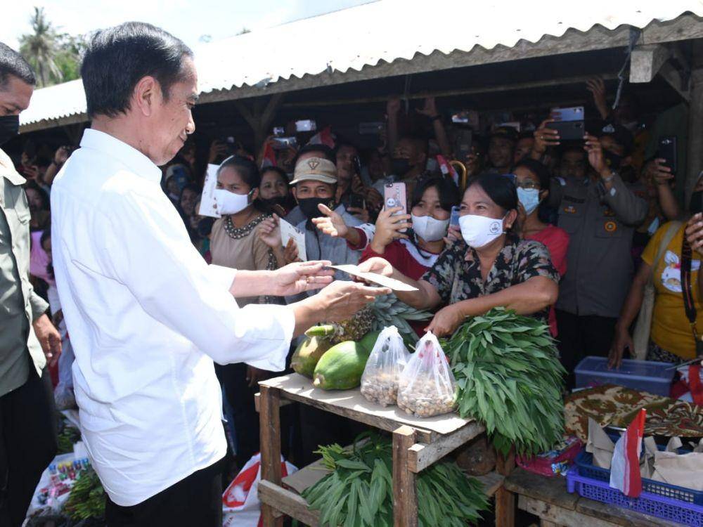Presiden Jokowi menyerahkan bantuan kepada masyarakat di Nias Utara, Sumatra Utara, Rabu (6/7/2022). (Sumber: Biro Pers, Media, dan Informasi Sekretariat Presiden)