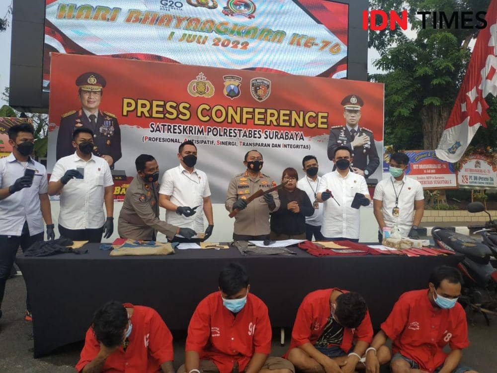 Polrestabes Surabaya saat ungkap kasus pembegalan, Rabu (6/7/2022). (IDN Times/Khusnul Hasana)