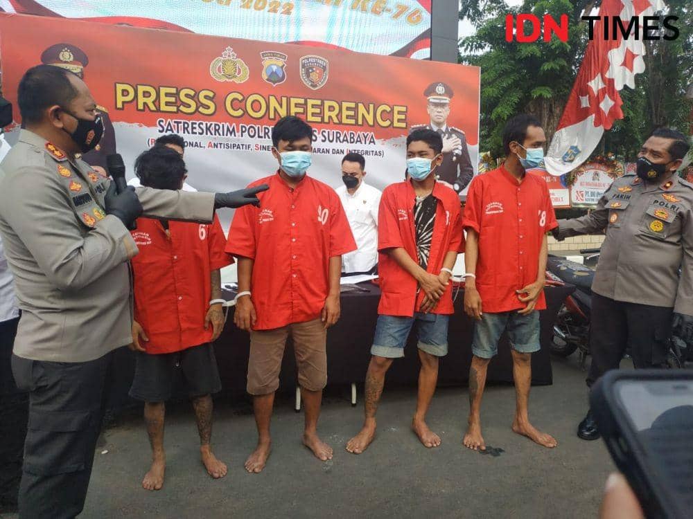 Polrestabes Surabaya saat ungkap kasus pembegalan, Rabu (6/7/2022). (IDN Times/Khusnul Hasana)