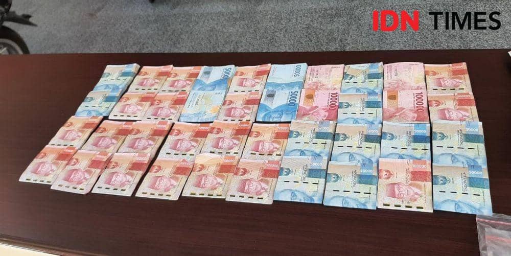 Barang bukti uang hasil penjualan narkoba jenis sabu. (Dahrul Amri/IDN Times Sulsel)