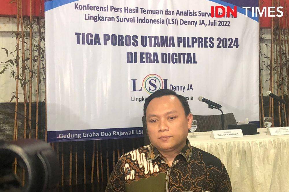 Direktur CPA LSI Denny JA, Ade Maulana usai konferensi pers di Jakarta Timur, Rabu (6/7/2022). (IDN Times/Melani Putri)