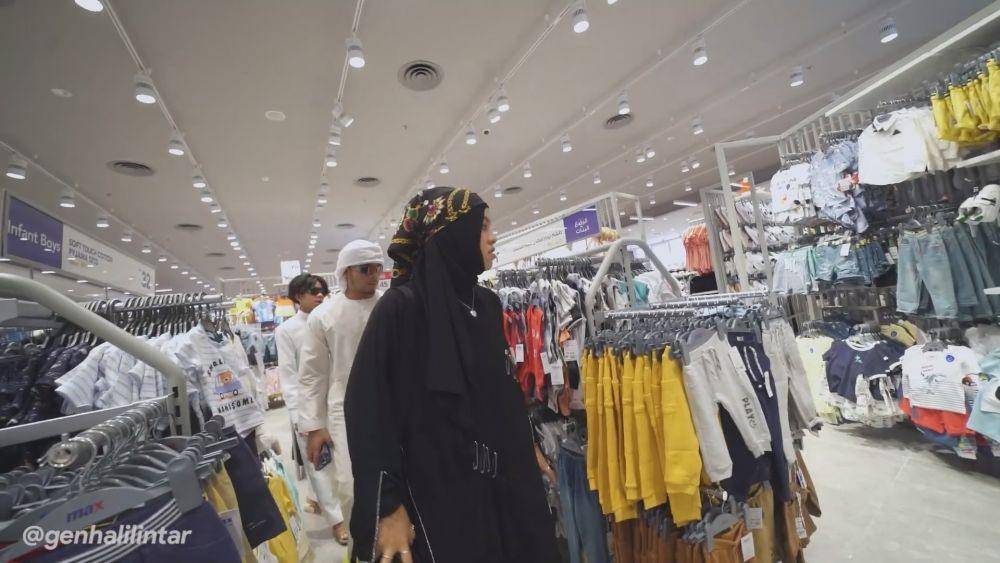 Gen Halilintar beli oleh-oleh untuk Ameena (youtube/Gen Halilintar)