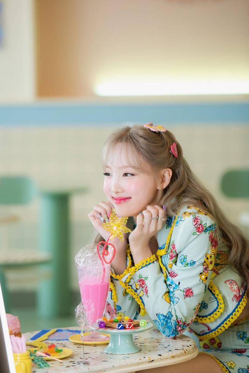 Nayeon TWICE di balik layar MV "POP!" (post.naver.com/JYPnation)