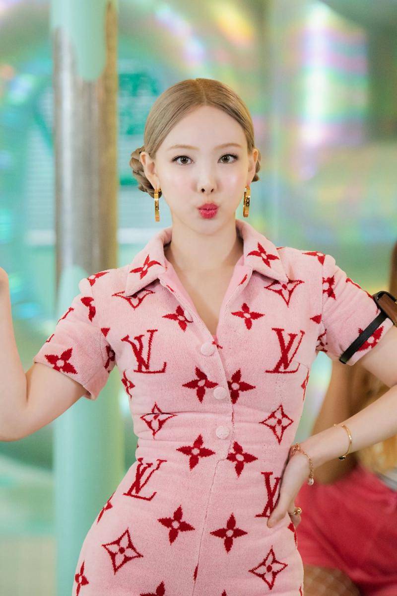 Nayeon TWICE di balik layar MV "POP!" (post.naver.com/JYPnation)