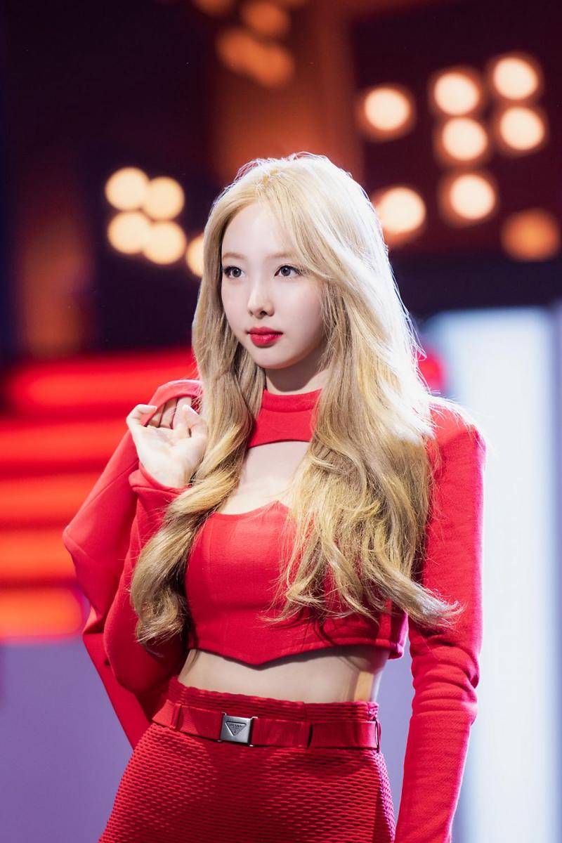 Nayeon TWICE di balik layar MV "POP!" (post.naver.com/JYPnation)