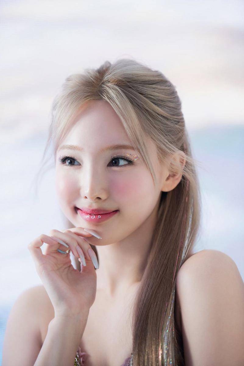 Nayeon TWICE di balik layar MV "POP!" (post.naver.com/JYPnation)