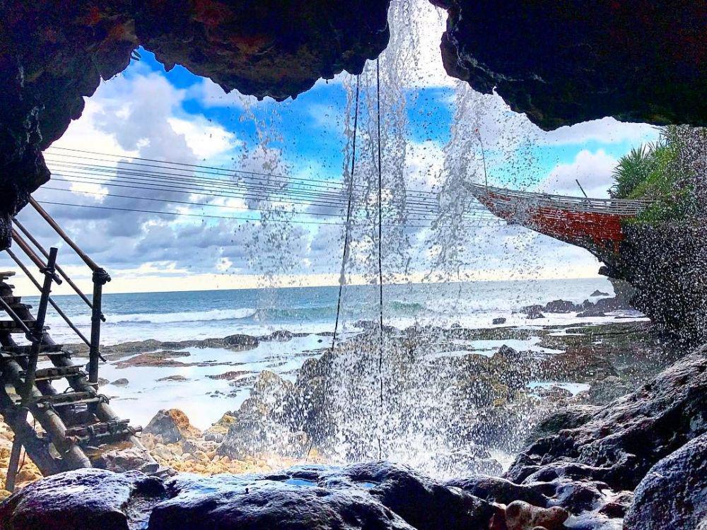 10 Potret Menawan Pantai Jogan, Kolaborasi Air Terjun dan Pantai!