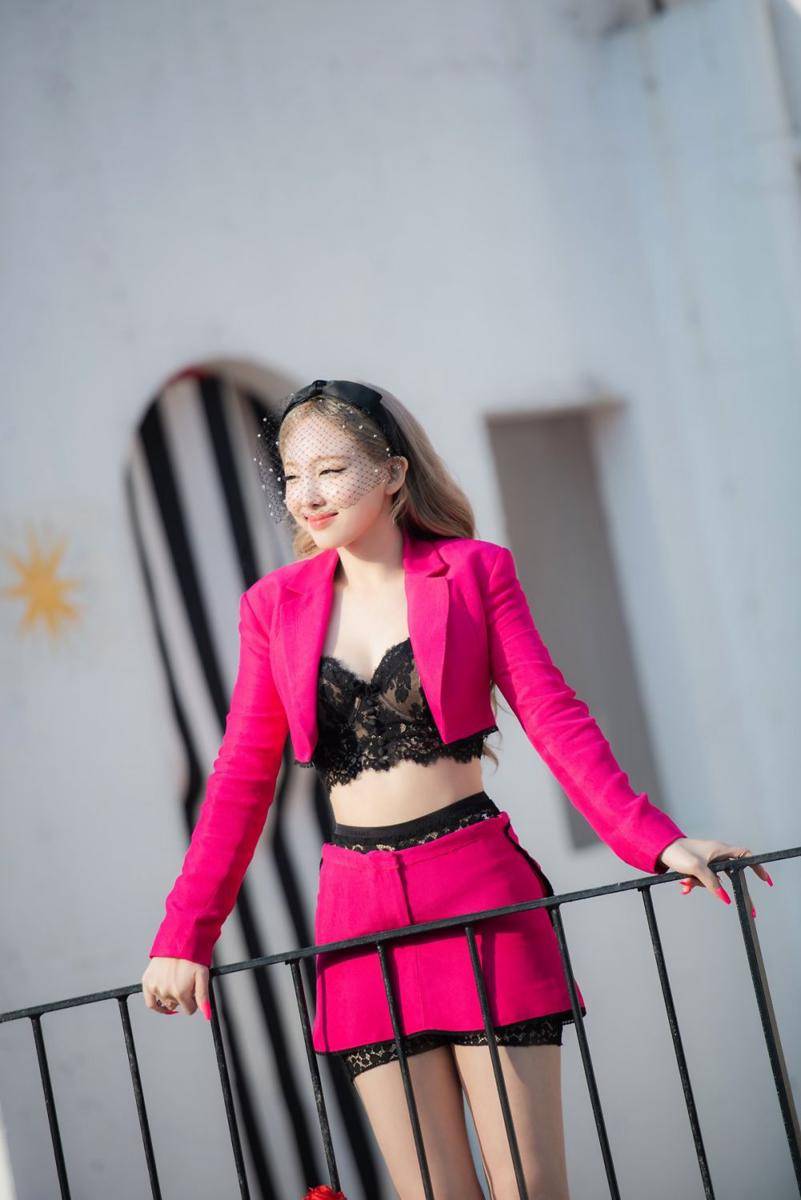 Nayeon TWICE di balik layar MV "POP!" (post.naver.com/JYPnation)