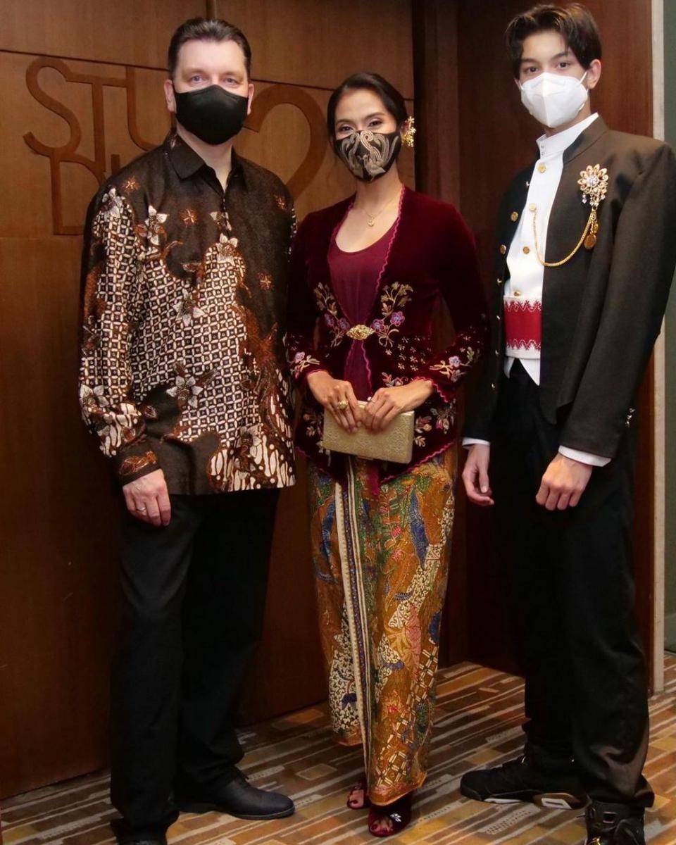 padu padan tas dan kebaya beludru (instagram.com/maudykoesnaedi)