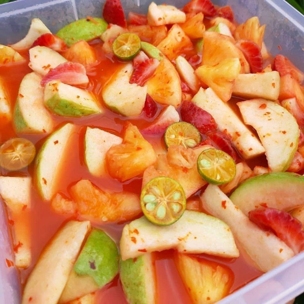 Asinan buah yang menyegarkan (instagram.com/linasutiono)