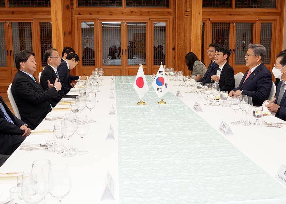 ilustrasi pertemuan bilateral Jepang dan Korsel (instagram.com/hayashi_yoshimasa)