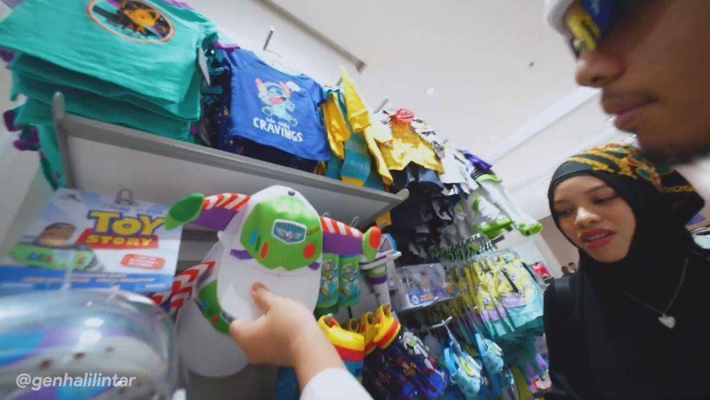 Gen Halilintar beli oleh-oleh untuk Ameena (youtube/Gen Halilintar)