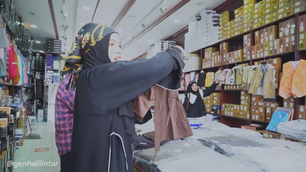 Gen Halilintar beli oleh-oleh untuk Ameena (youtube/Gen Halilintar)