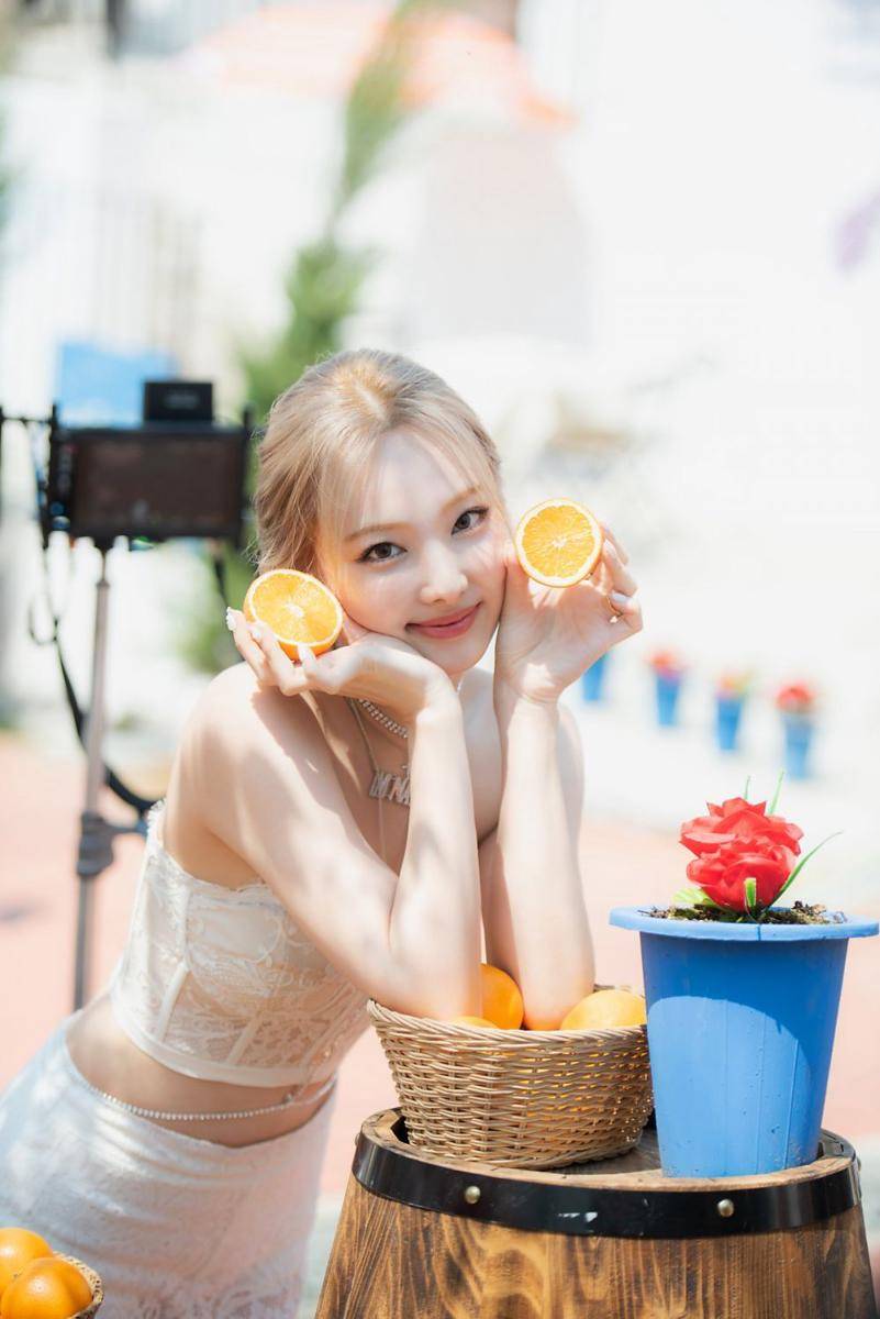 Nayeon TWICE di balik layar MV "POP!" (post.naver.com/JYPnation)