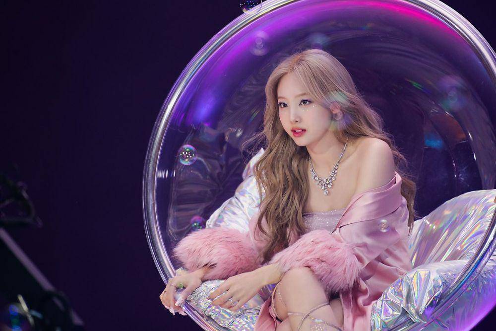 Nayeon TWICE di balik layar MV "POP!" (post.naver.com/JYPnation)
