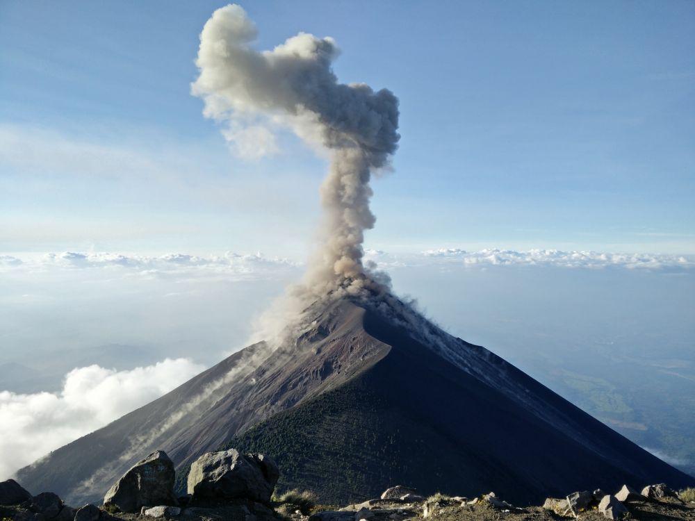 ilustrasi erupsi yang terjadi di gunung berapi (unsplash.com/Gary Saldana)