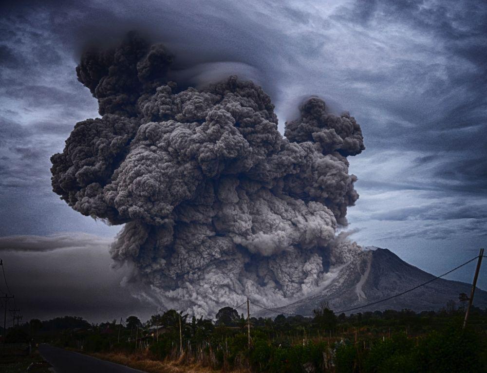 ilustrasi erupsi gunung berapi (unsplash.com/Yosh Ginsu)