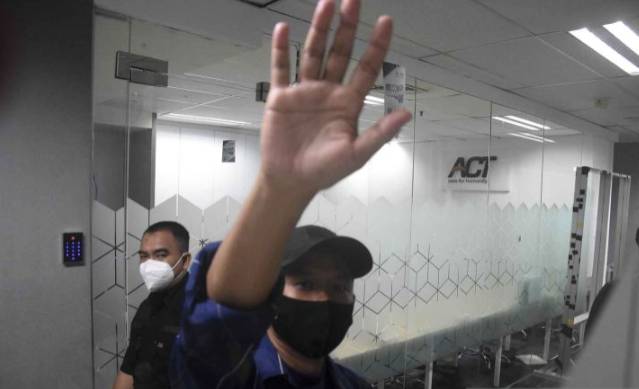 Pegawai beraktivitas di kantor Aksi Cepat Tanggap (ACT), Menara 165, Jakarta, Rabu (6/7/2022). (ANTARA FOTO/Indrianto Eko Suwarso/wsj.)