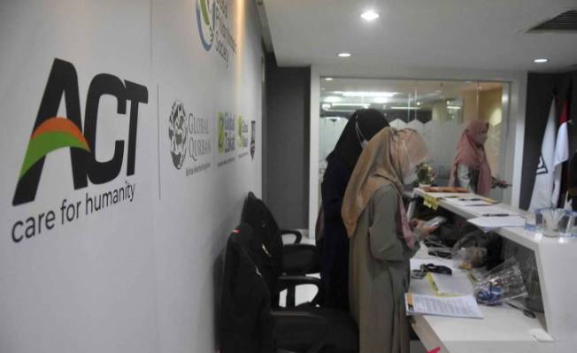 Pegawai beraktivitas di kantor Aksi Cepat Tanggap (ACT), Menara 165, Jakarta, Rabu (6/7/2022). (ANTARA FOTO/Indrianto Eko Suwarso/wsj.)