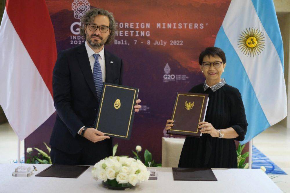 Menlu Retno Marsudi dan Menlu Argentina Santiago Cafiero. (dok. Kemlu RI)