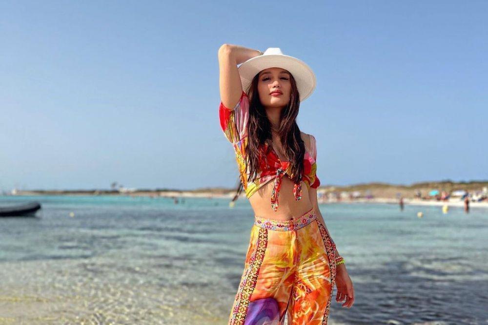 10 Momen Liburan  Cinta Laura di Spanyol, Reuni Bareng Sahabat
