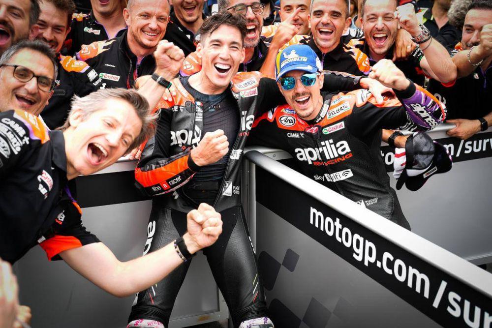 Aleix Espargaro, Maverick Vinales, dan tim Aprilia merayakan kesuksesan merebut podium. (motogp.com)