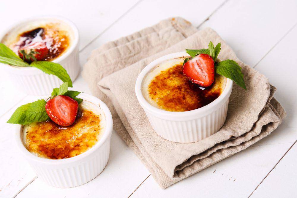 Ilustrasi creme brulee (freepik.com/Racool_studio)