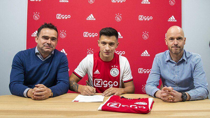 Lisandro Martinez ketika menandatangani kontrak bersama Ajax pada tahun 2019. (twitter.com/SquawkaNews)