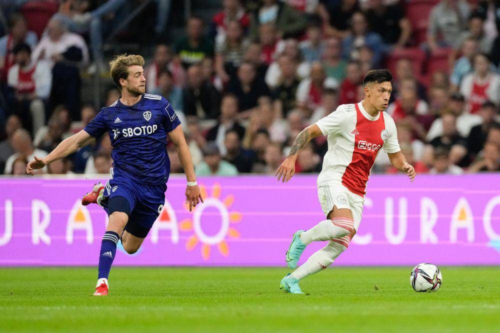Lisandro Martinez (kanan) ketika pertandingan melawan Leeds United di turnamen pramusim. (twitter.com/LisandrMartinez)