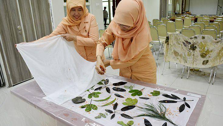 Pelatihan dharma wanita UNNES membuat ecoprint (10/10/2019). (unnes.ac.id)