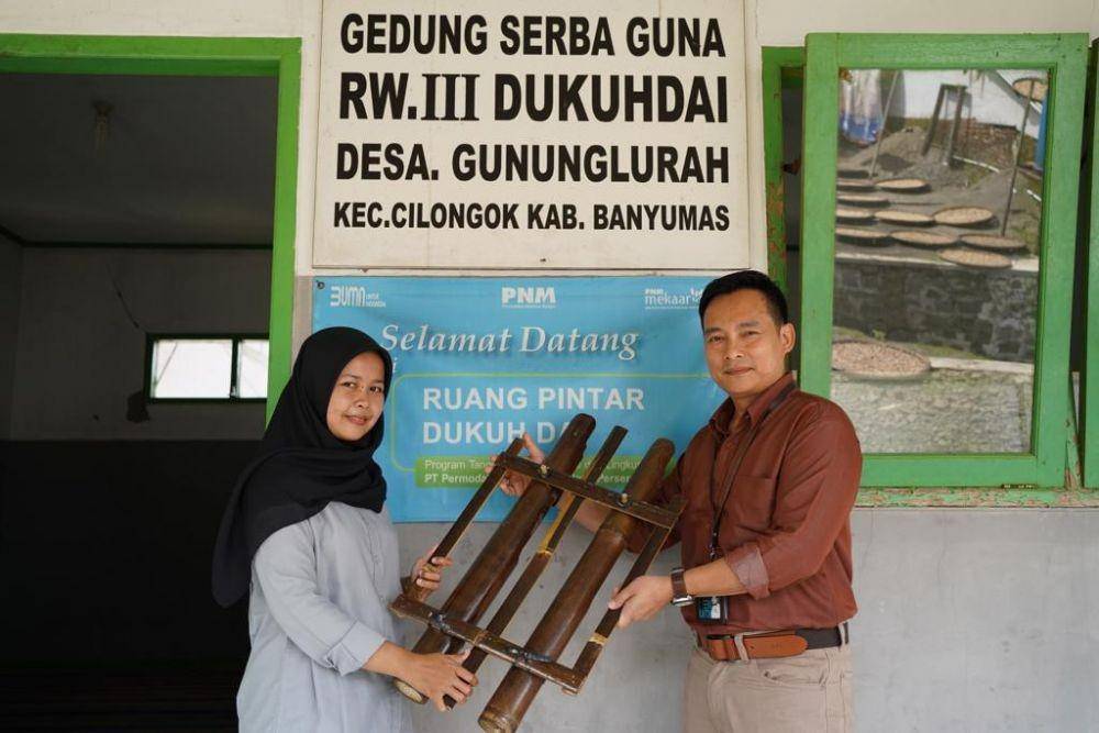 PNM memberikan 250 kentongan Purwokerto kepada Ruang Pintar Dukuh Dai, Banyumas, Purwokerto, Jawa Tengah, Rabu (6/7). (Dok. PNM)