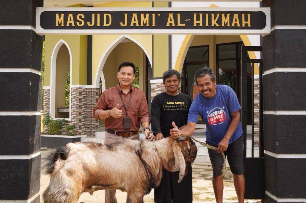 PT Permodalan Nasional Madani (PNM) ikut berpartisipasi dalam memberikan hewan kurban kepada Masjid Jami’ Al-Hikmah di Desa Gunung Lurah, Purwokerto, Jawa Tengah, Rabu (6/7). (Dok. PNM)