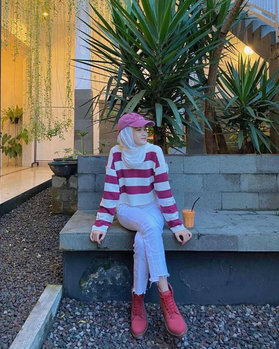 potret Inspirasi OOTD Sweater (instagram.com/dinda.asepa)