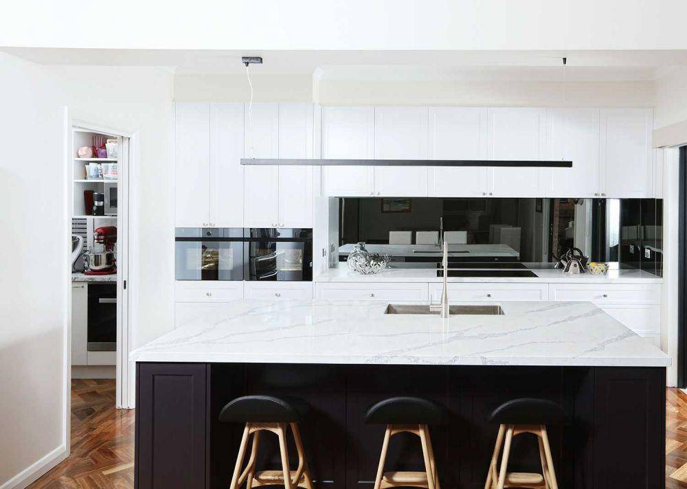 desain dapur monokrom (ultimatekitchensandbathrooms.com)