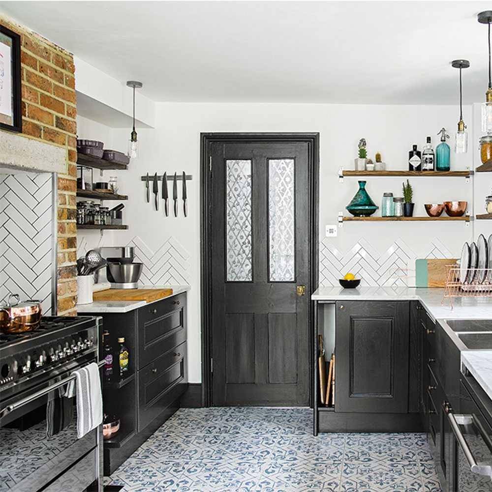 desain dapur monokrom (idealhome.co.uk)