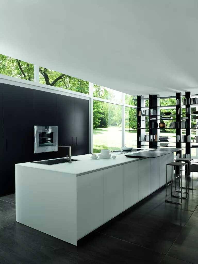 desain dapur monokrom (homesandgardens.com)