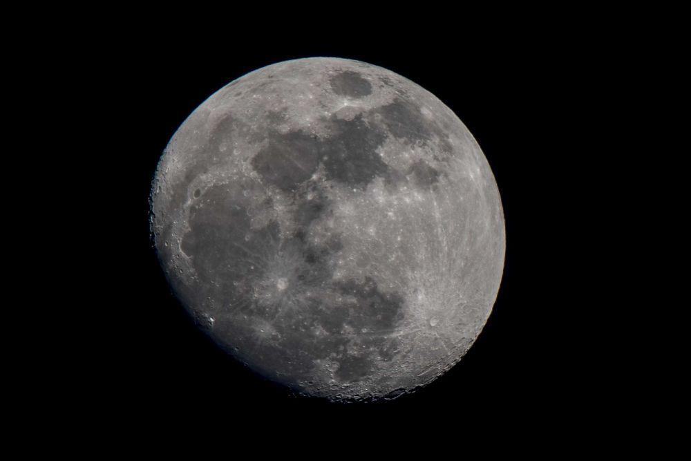 ilustrasi bulan (unsplash.com/@harbulary_battery)