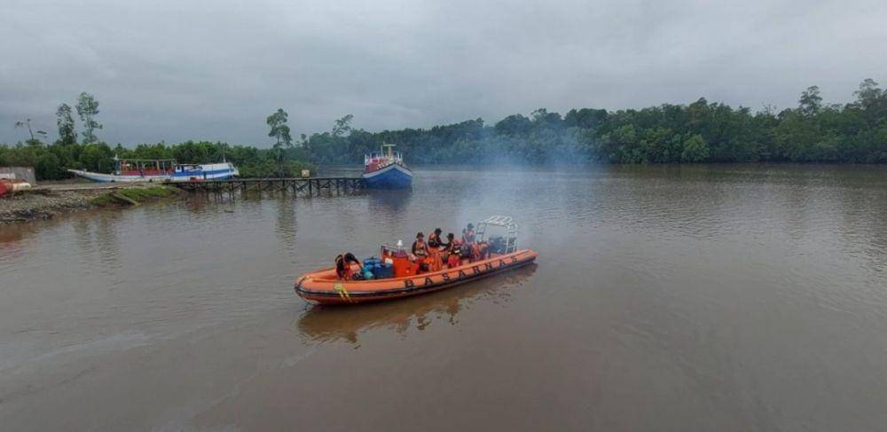 Tim SAR gabungan saat bertolak dari dermaga SAR menuju ke lokasi tenggelamnya KM Usaha Baru dok/IDN Times