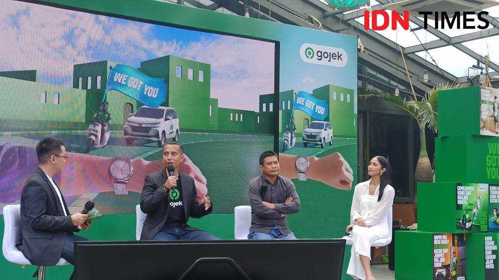 Head of Global Marketing Gojek, Amanda Parikesit (kedua dari kiri) dalam konferensi pers peluncuran Program Jaminan Tepat Waktu di Lucy in The Sky, Sudirman, Jakarta pada Kamis (7/7/2022). (IDN Times/Kamila Sayara Avicena)