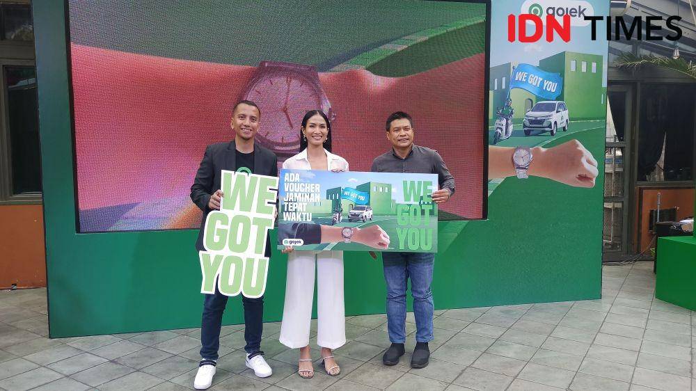 Peluncuran Program Jaminan Penjemputan Tepat Waktu oleh Head of Global Marketing Gojek, Amanda Parikesit (kiri) di Lucy in The Sky, Sudirman, Jakarta pada Kamis (7/7/2022). (IDN Times/Kamila Sayara Avicena)