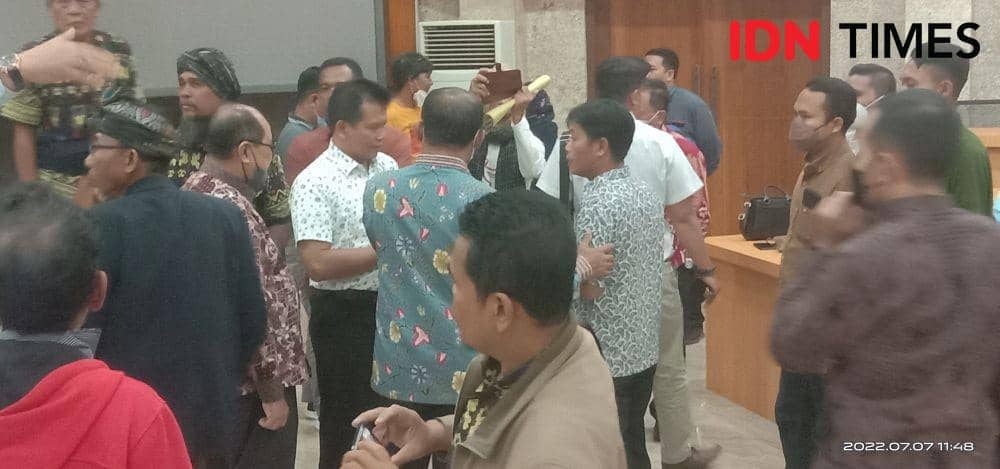Sejumlah warga yang mengklaim lahan belum dibebaskan di KEK Mandalika. (IDN Times/Muhammad Nasir)