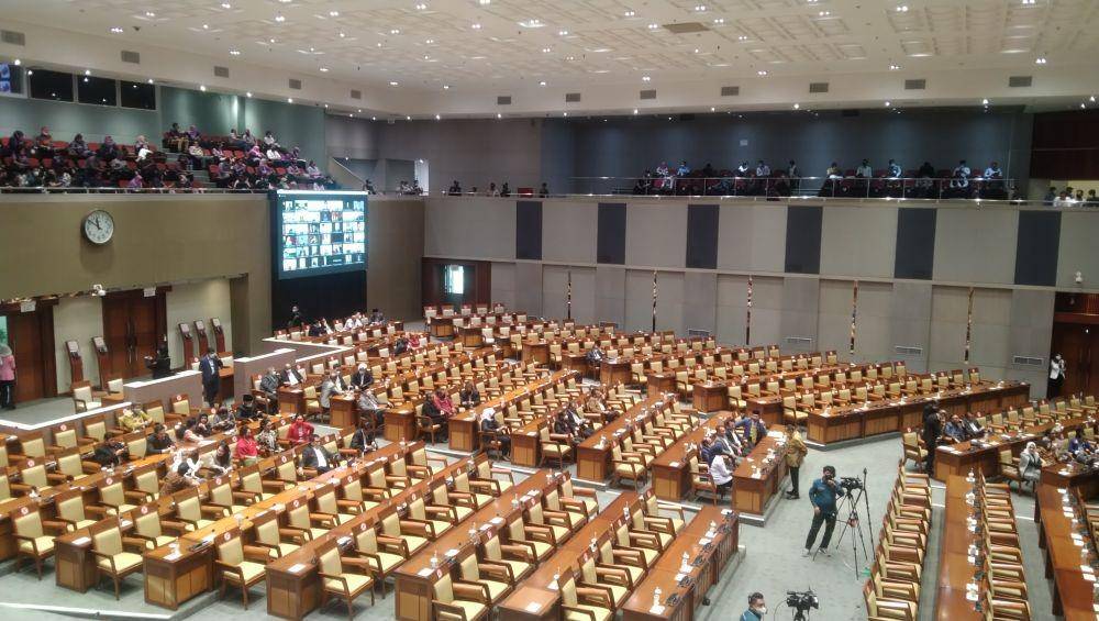 Suasana Rapat Paripurna ke-28 masa persidangan V Tahun Sidang 2021-2022 (Rivera Jesica Souisa/IDN Times)
