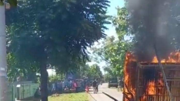 Foto blokade jalan. (Sumber:Warga)
