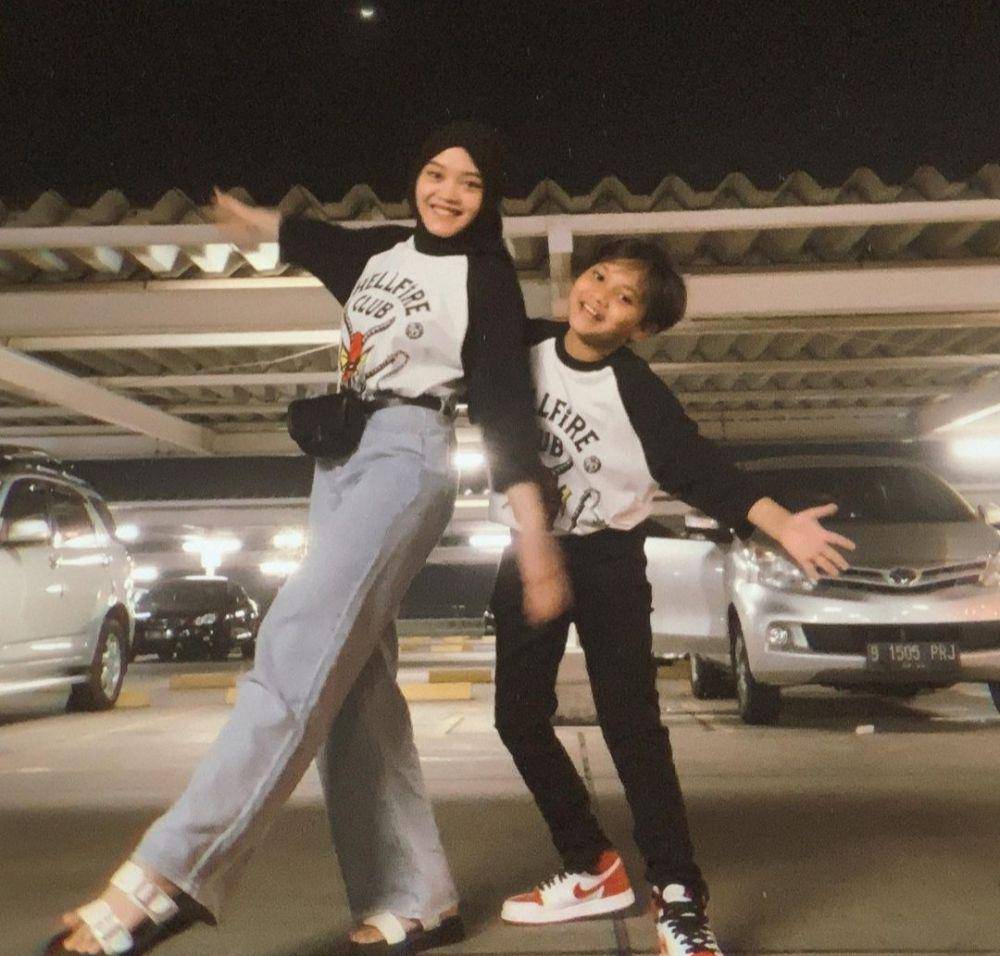 Putri Delina dan adik (instagram.com/putridelinaa)